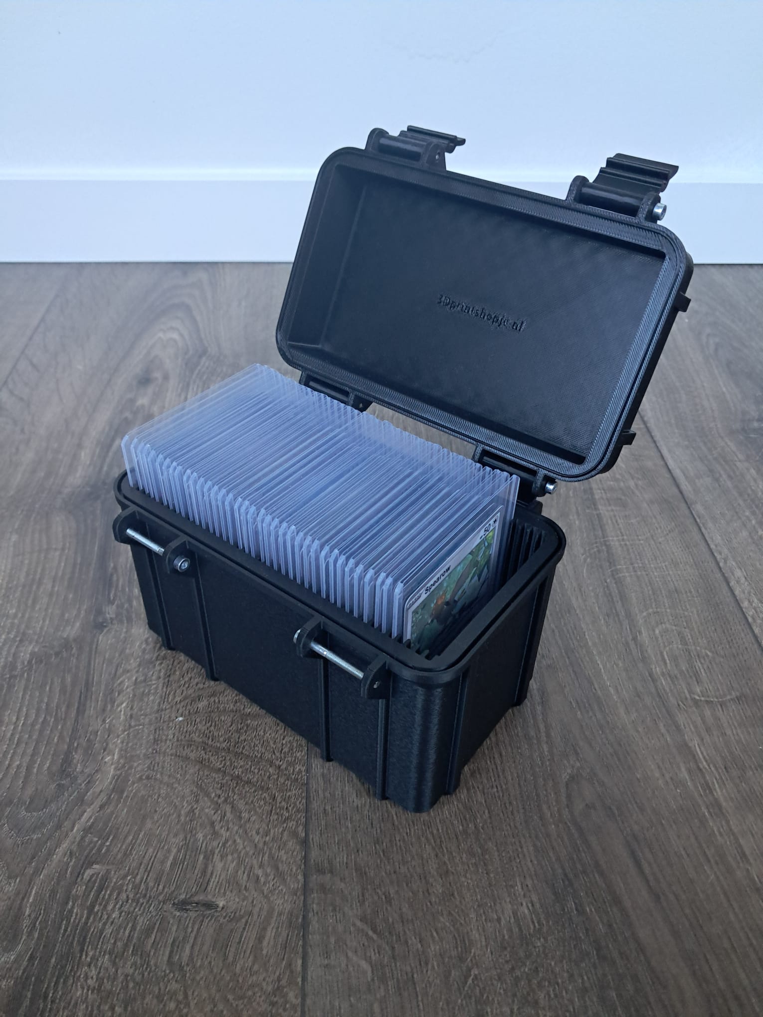 Opbergdoos geschikt voor Pokémon toploader kaarten – Carbon Fiber Editie