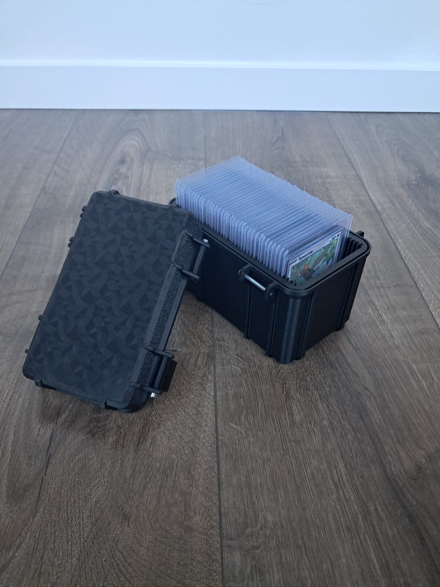 Opbergdoos geschikt voor Pokémon toploader kaarten – Carbon Fiber Editie